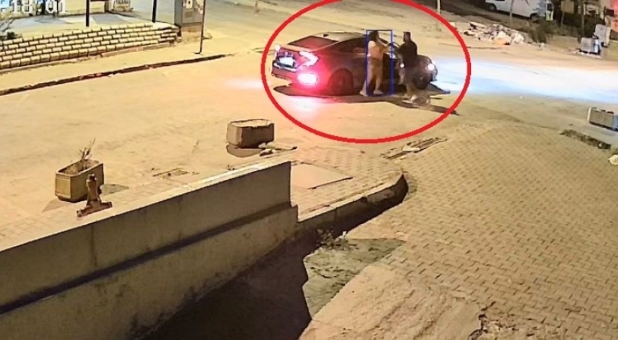 Bursa'da kız arkadaşını evinin önünde dakikalarca darbetti!