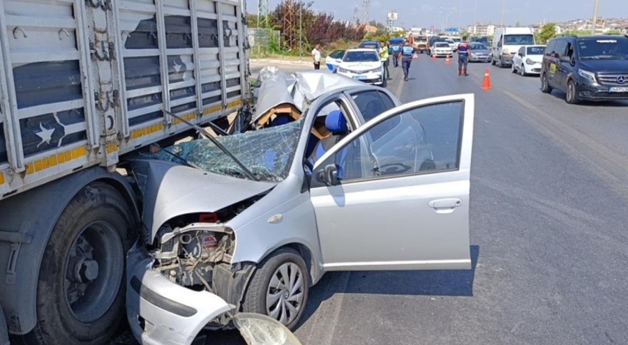 Park halindeki tıra çarpan otomobildeki genç kız öldü