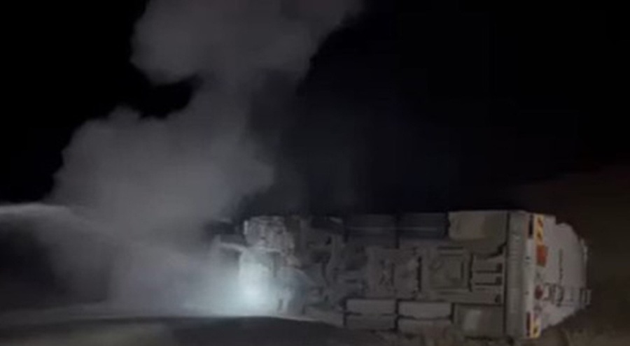 Akaryakıt tankerinin devrildiği yol trafiğe açıldı