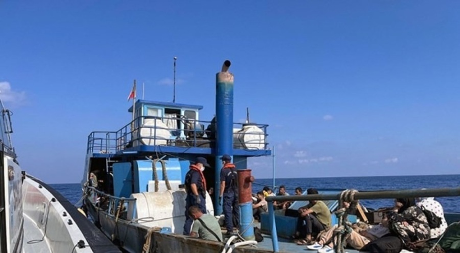 Balıkçı teknesinde 120 düzensiz göçmen yakalandı