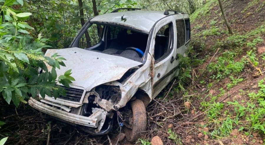 Hafif ticari araç takla attı! Ölü ve yaralı var