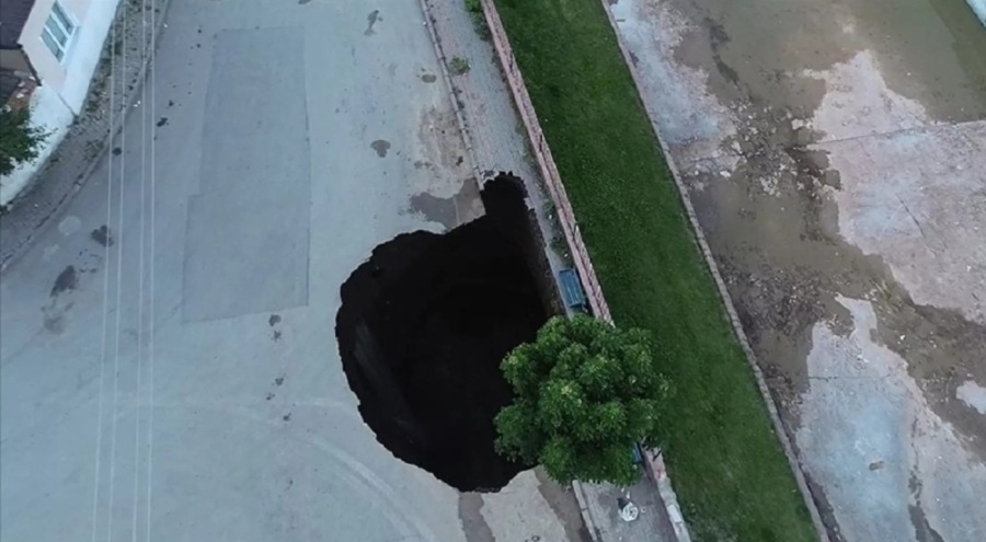 Kaldırımda yürürken aniden açılan çukura düşen kadın 8 gündür aranıyor