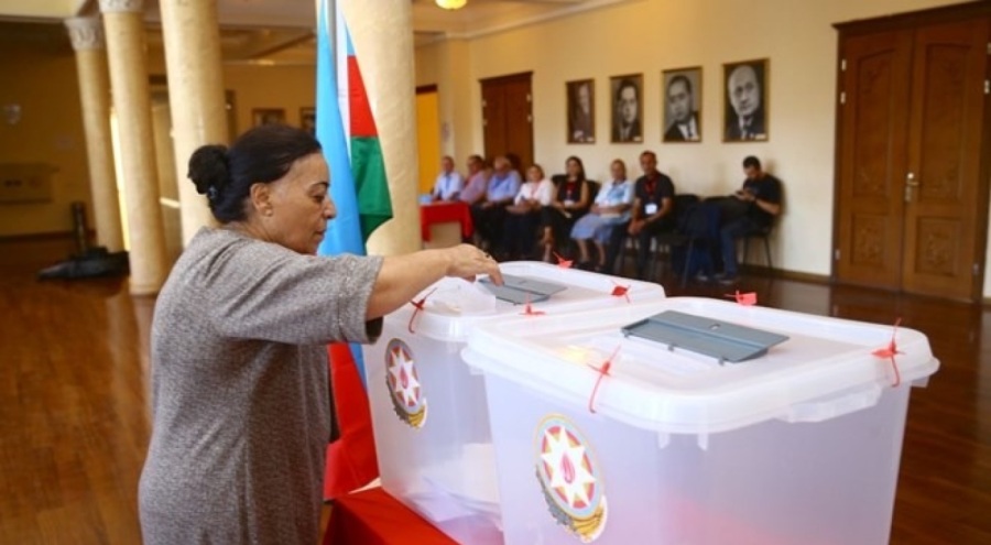 Azerbaycan'da seçim: Oy verme işlemi başladı