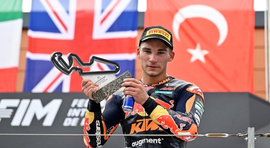 İspanya'da Moto2'de Deniz Öncü podyuma çıktı!
