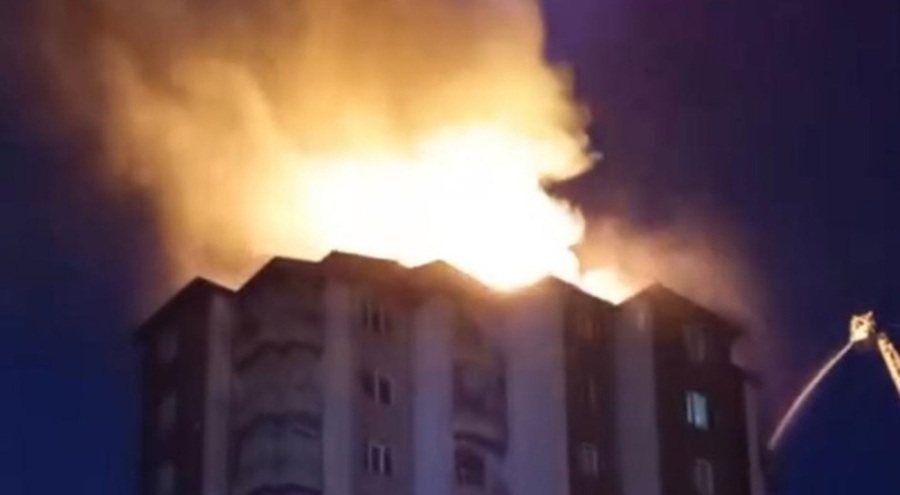 13 katlı binanın çatısında yangın!