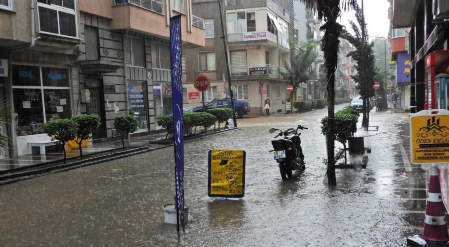 Balıkesir'de şiddetli yağış hayatı felç etti