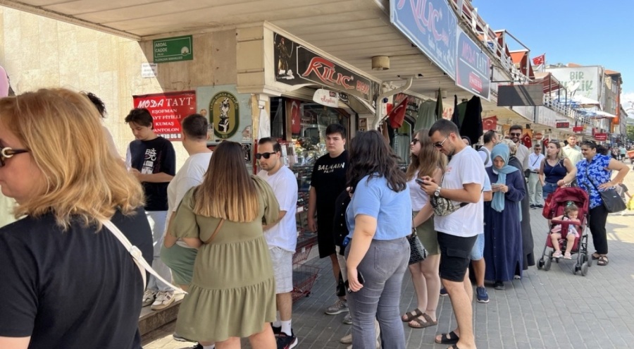 Bursa'nın meşhur lezzeti tahinli pide için kuyruk bitmiyor