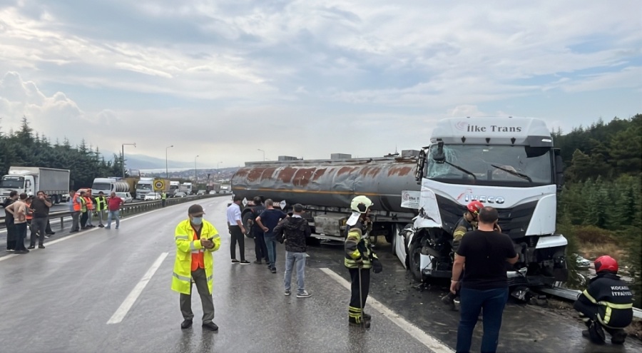 TEM'de zincirleme kaza, LPG yüklü tanker ağaçlık alana uçtu! Çok sayıda yaralı