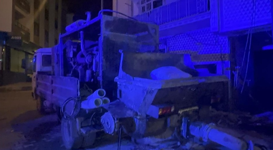 Ayağı iş makinesine sıkışan işçi, kurtarıldı