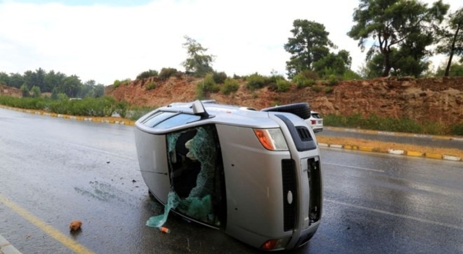 Virajı alamayan otomobil yan yattı! Yaralılar var