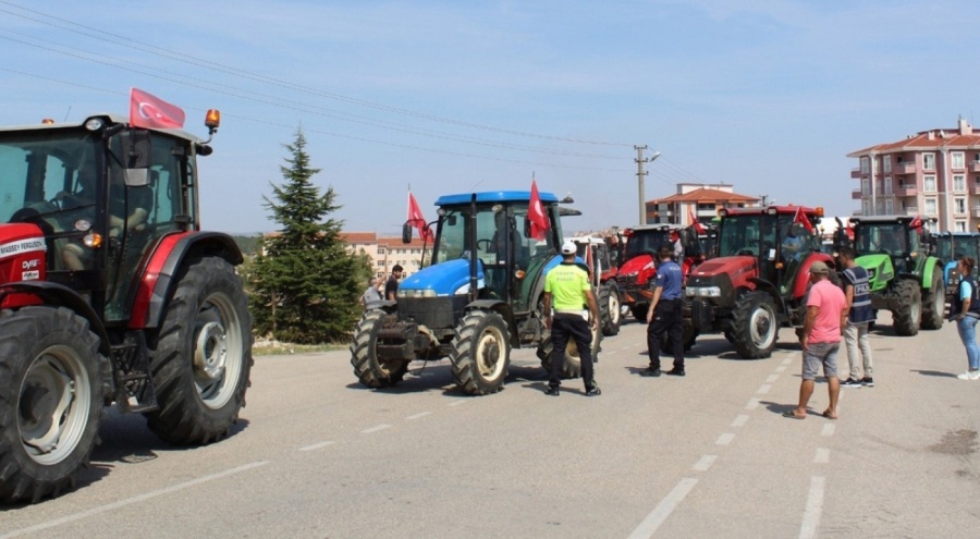 Polis traktörleriyle eyleme gelen çiftçilere engel oldu