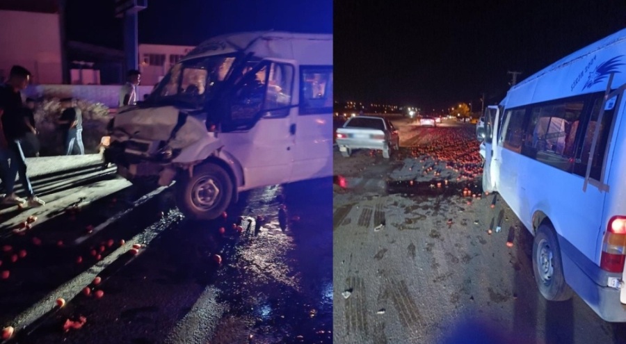 Minibüs domates yüklü traktöre çarptı