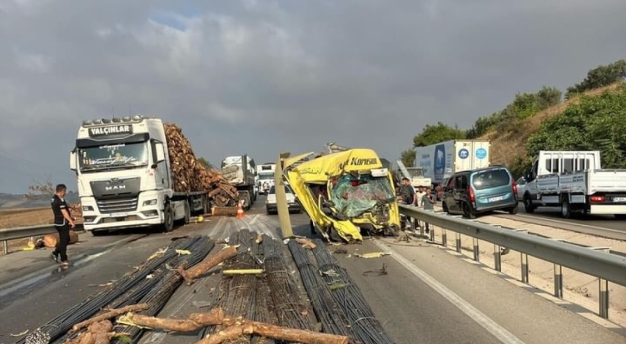 Bursa'da tırlar çarpıştı! Ortalık savaş alanına döndü