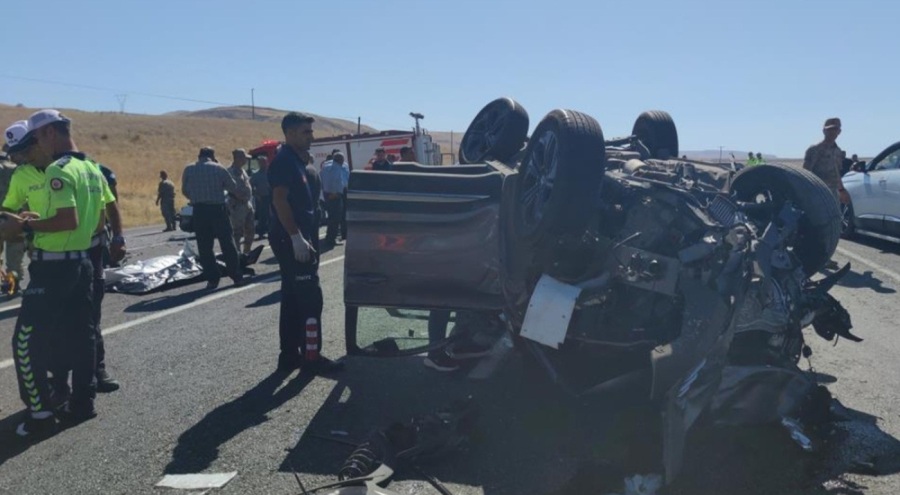 İki araç kafa kafaya çarpıştı: 2 ölü, 4 yaralı