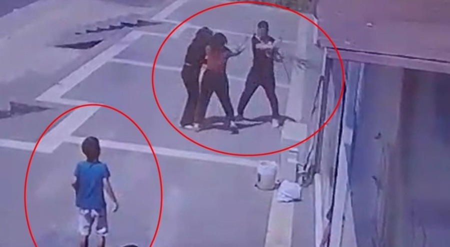 Kadın kuaförü ve kızı sokak ortasında darp edildi!