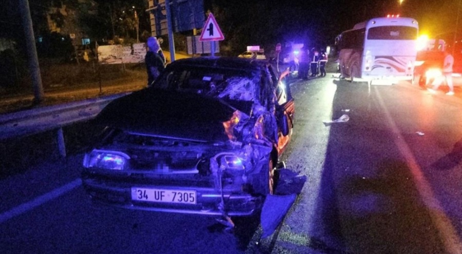 Servis minibüsü ile otomobil çarpıştı: Sürücü araçta sıkıştı