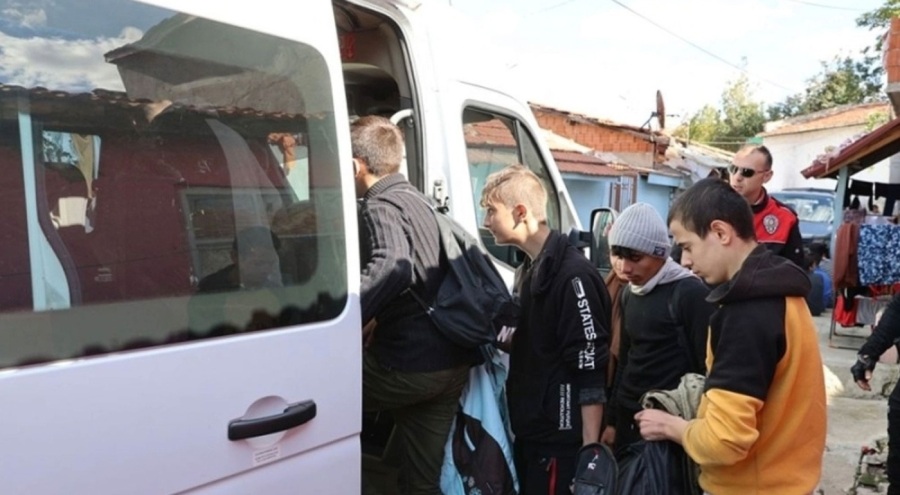 Otomobil bagajı ve minibüste 22 düzensiz göçmen yakalandı