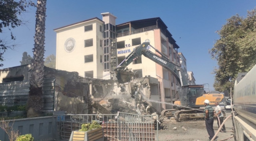 Mudanya Belediyesi hizmet binası yıkılıyor