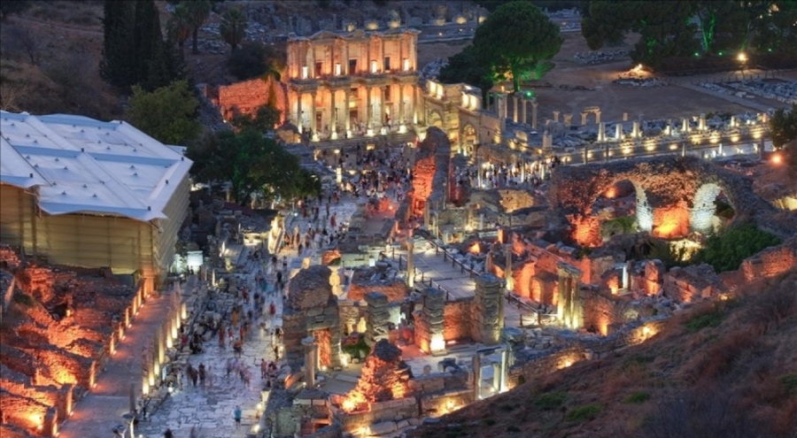 Efes Antik Kenti gece müzeciliğiyle ziyaretçi rekoruna gidiyor
