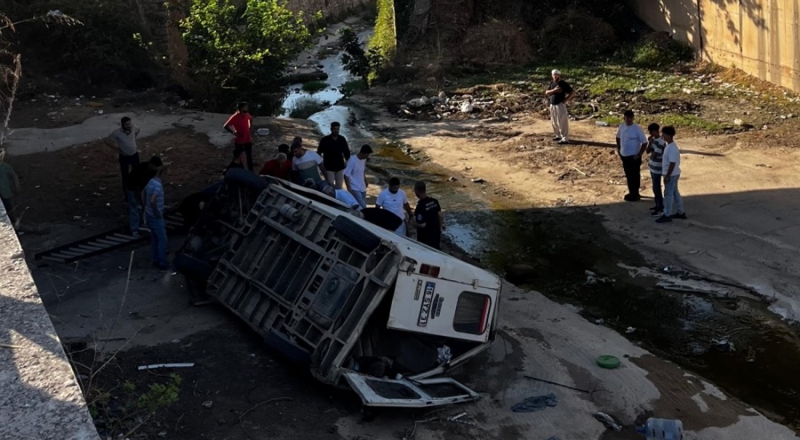 Bursa'da minibüs dereye uçtu!