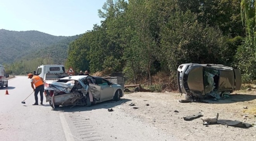 Seyir halindeki araç park halindeki otomobile çarptı! Çok sayıda yaralı