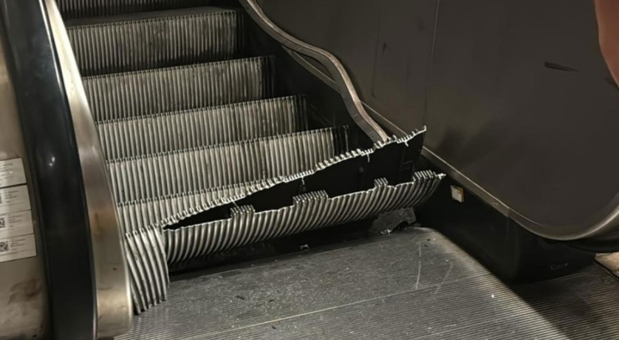 Metro istasyonunda faciadan dönüldü! Yürüyen merdiven ikiye ayrıldı