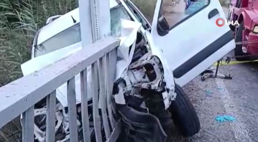 Otomobil bariyerlere ok gibi saplandı: 1 kişi hayatını kaybetti