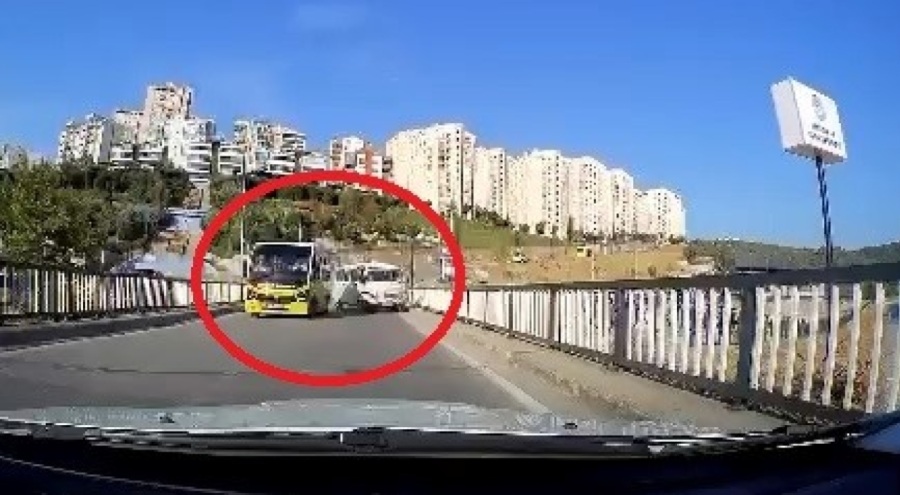 Bursa'da minibüsün dereye uçma anı kamerada
