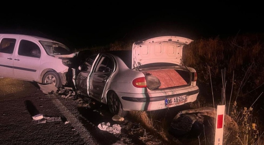 Ticari araç ile otomobil çarpıştı: Çok sayıda yaralı var