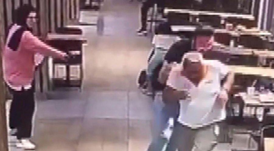 Gözü dönen kadın kafeyi basıp kurşun yağdırdı!