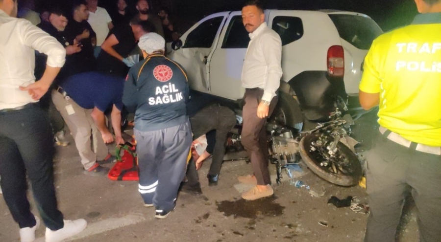 Bursa'da düğün salonuna dönüş yapan araca motosiklet çarptı: 2 kişi yaralı