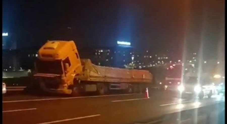 TIR'a çarpan motosiklet sürücüsü öldü