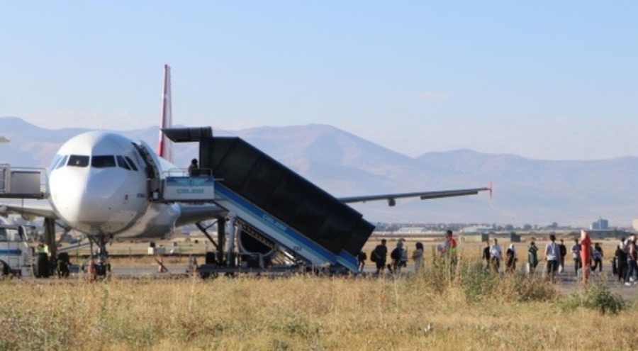 Hindistan uçağındaki yolcular, kalkış saatini bekliyor