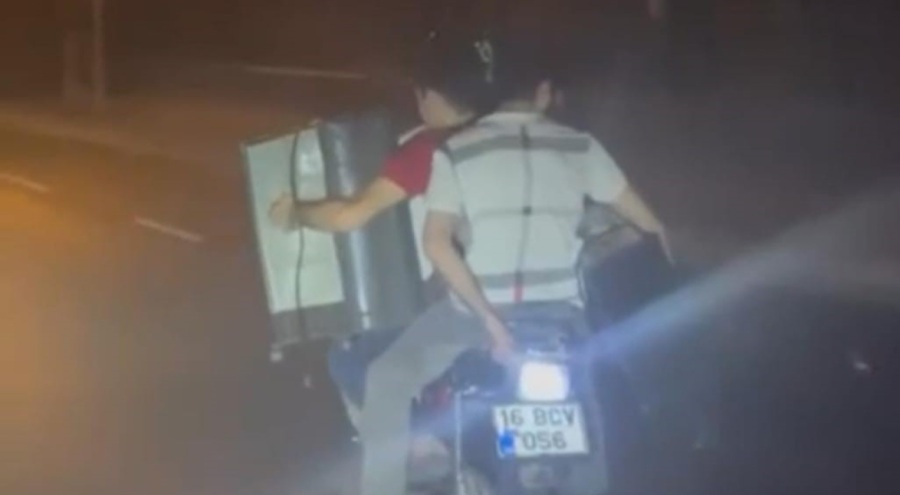 Bursa'da motosikletle yük taşıyan 3 kişi kamerada!
