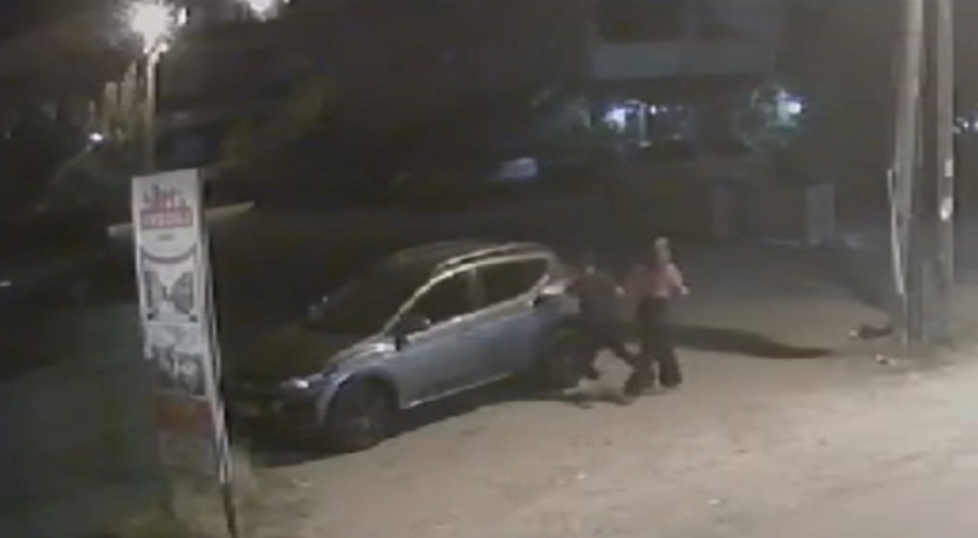 Kız arkadaşına sinirlendi, başkasının aracını yumrukladı