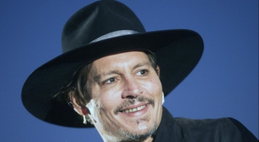 Johnny Depp yeni imajıyla şaşırttı