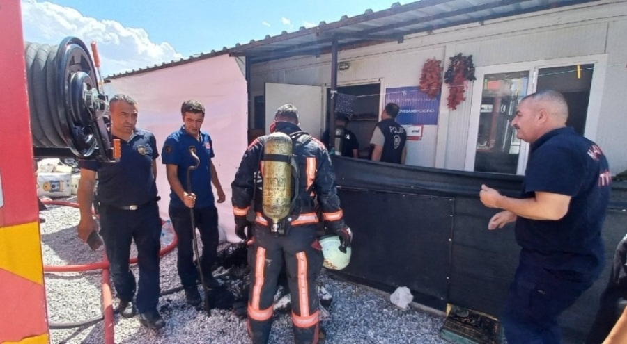 Depremzedelerin yaşadığı konteynerde yangın