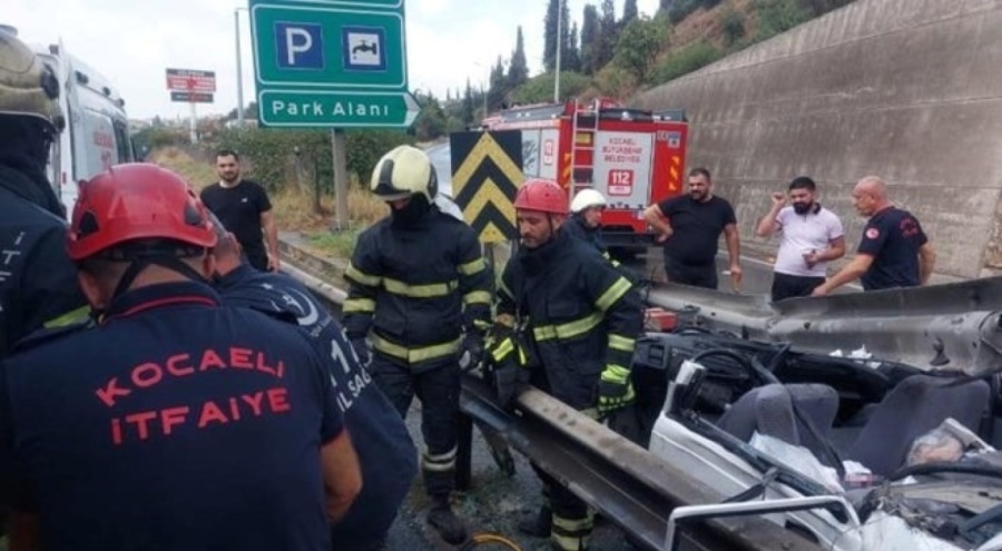 Otomobil bariyerlere ok gibi saplandı! Ölü ve yaralılar var