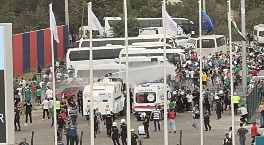 Düzcespor-Bursaspor maçında ortalık karıştı! Bursaspor taraftarına müdahale geldi