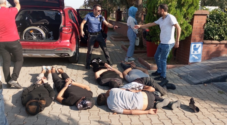 Çalıntı otomobilden 2'si bagajda 9 kaçak göçmen çıktı