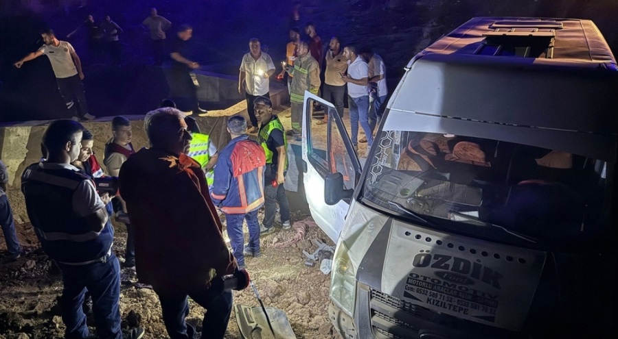 Tarım işçilerini taşıyan minibüs, sulama kanalına devrildi: 21 yaralı