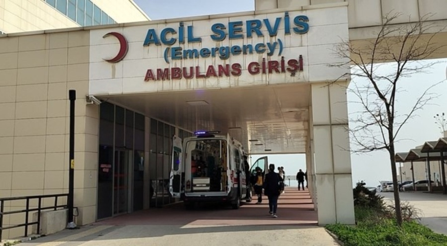 Otomobil belediye otobüsüne çarptı: 1 ölü, 3 yaralı