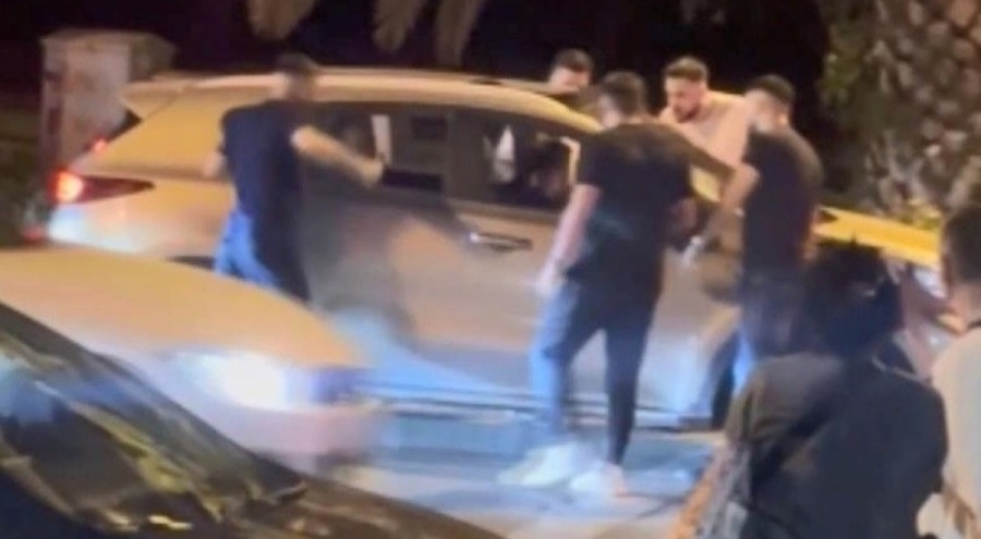 Aracın önünü kesip içindekileri yumrukladılar!