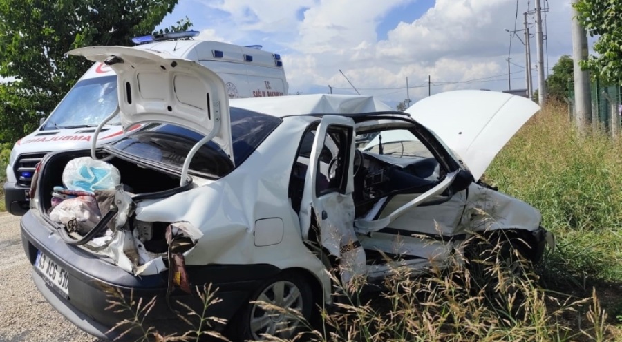 Bursa İnegöl'de 2 otomobil kafa kafaya çarpıştı: 8 yaralı