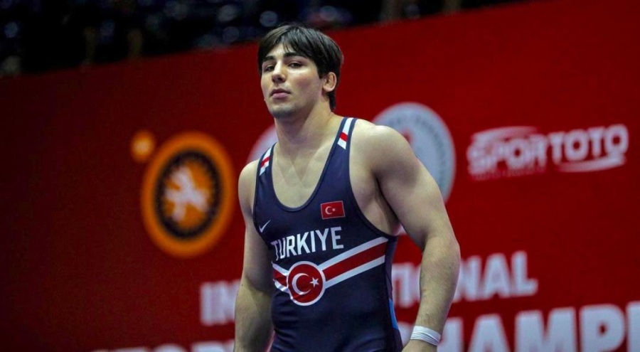 Bursa Büyükşehir Belediyespor güreşçisi Ahmet Yağan'dan bronz madalya!