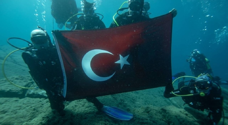 Dalgıçlardan su altında 9 Eylül'e özel kutlama