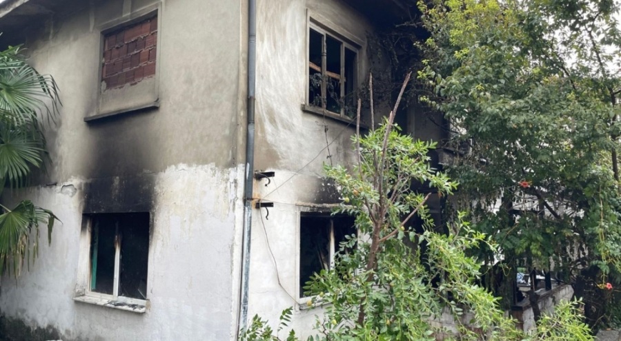 Evli çiftin kavgasında kadın otomobili parçaladı, erkek evi yaktı