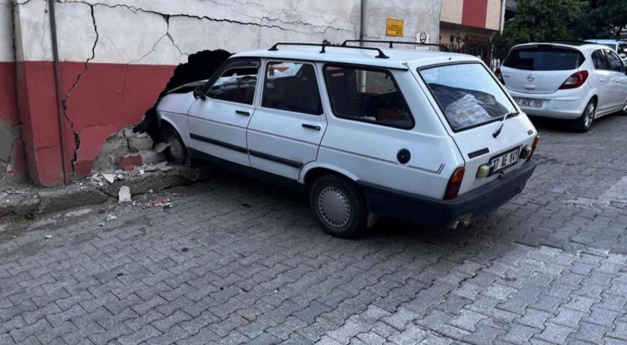 Otomobil binaya daldı