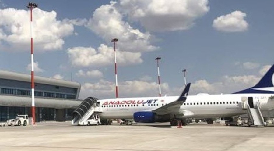 Havalimanı pistine yıldırım düştü