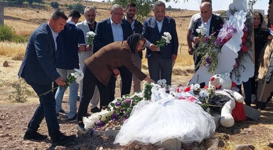 CHP heyeti, Narin'in mezarını ziyaret etti